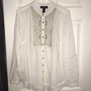 Long sleeve embroidered blouse.